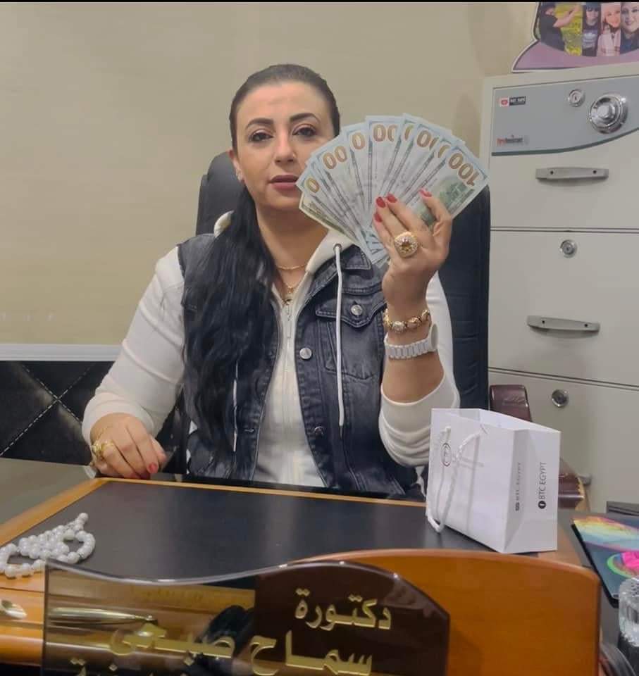 مُعلمة بالاسكندرية تمنح طلابها جوائز دولارات وسبائك ذهبية واجهزة ايفون - سبائك ذهب الطلاب