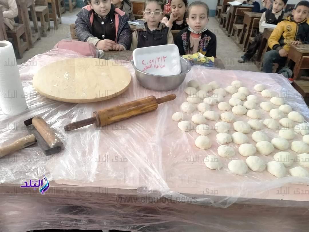 تلاميذ اولى ابتدائي خبازين عيش في الفصول - اخبار التعليم