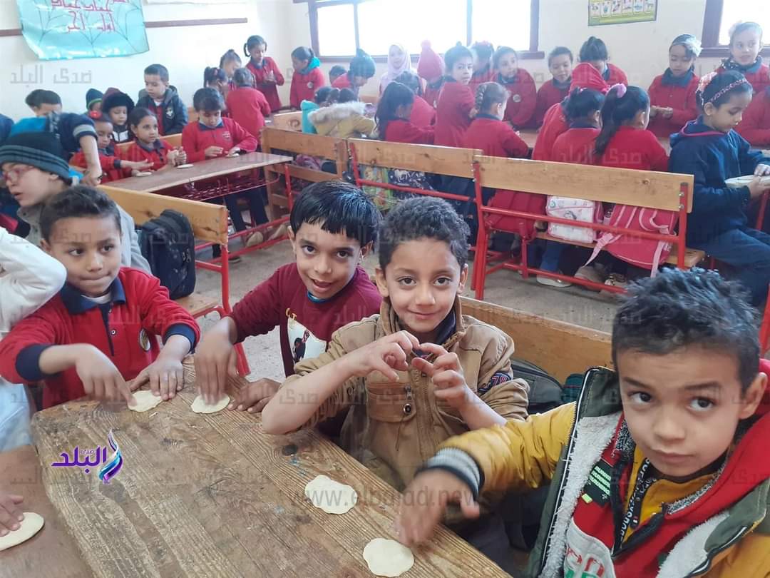 تلاميذ اولى ابتدائي خبازين عيش في الفصول - اخبار التعليم