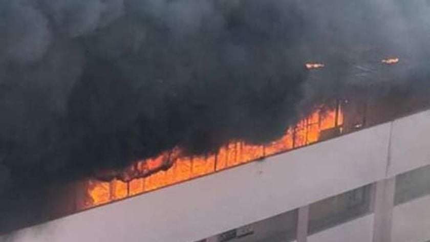 السيطرة على حريق نشب على سطح إحدى مدارس 30 يونيو