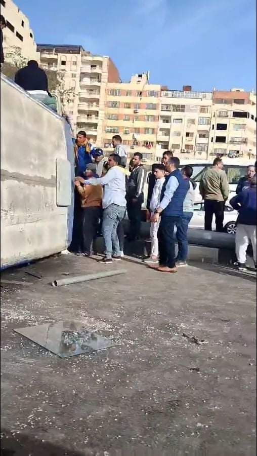 انقلاب أتوبيس مدرسة على محور جوزيف تيتو بالنزهة وإصابة السائق و2 مشرفين - حادث النزهة