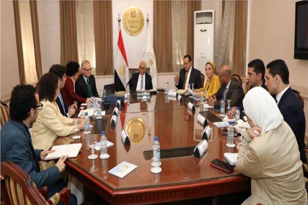 رضا حجازي يبحث مع وفد هيئة المعونة الأمريكية برنامج لتطوير أداء ومهارات المعلمين رضا حجازي يبحث مع وفد هيئة المعونة الأمريكية برنامج لتطوير أداء ومهارات المعلمين - اخبار التعليم