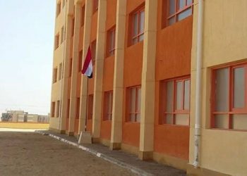 تعليم قنا - إيقاف مدير مدرسة و مشرفي اليوم عن العمل لحين إنتهاء التحقيق معهم لتقصيرهم فى العمل بسبب سقوط خشبة فوق رأس تلميذ أثناء ذهابه لدورة المياه مما تسبب في إصابته برأسه - اخبار التعليم