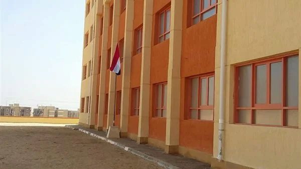 تعليم قنا - إيقاف مدير مدرسة و مشرفي اليوم عن العمل لحين إنتهاء التحقيق معهم لتقصيرهم فى العمل بسبب سقوط خشبة فوق رأس تلميذ أثناء ذهابه لدورة المياه مما تسبب في إصابته برأسه - اخبار التعليم