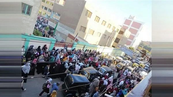 ولية أمر تعتدي بالسباب والحذاء علي مدير مدرسة قاسم ٱمين بزفتي - اخبار التعليم
